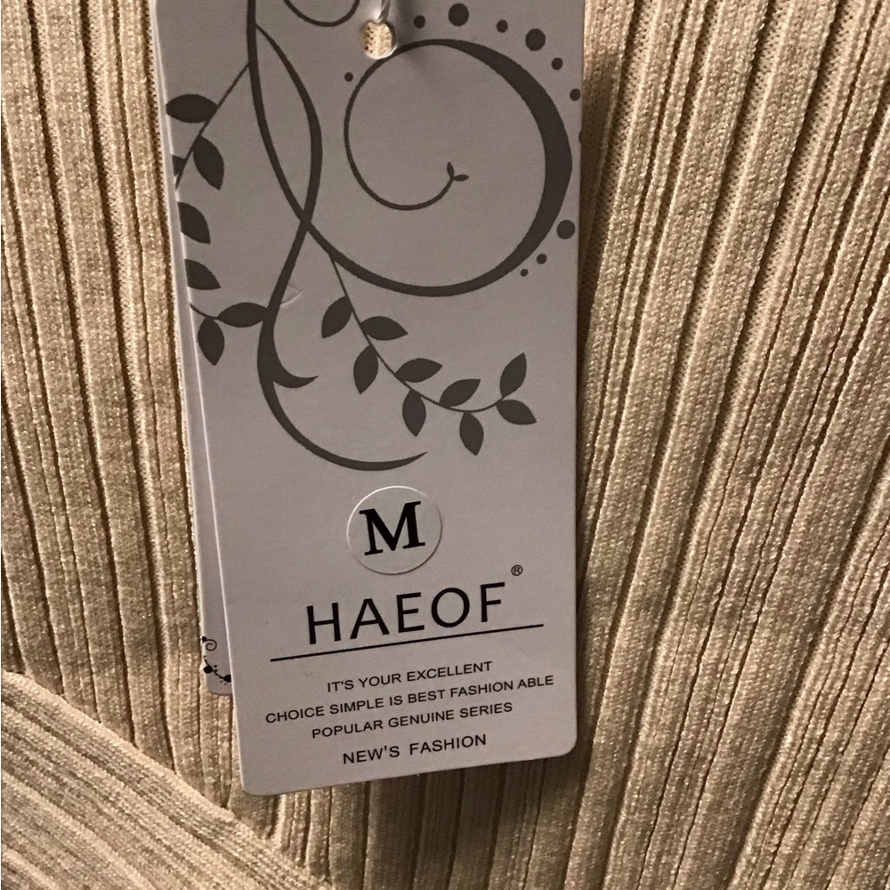 NWT! Haeof sweater Medium - Picture 6 of 8